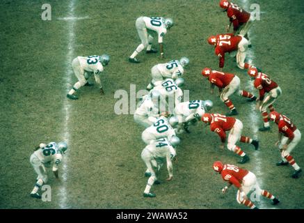 DALLAS, TX - 12 NOVEMBRE : le quarterback Johnny Green #18 des Bills de Buffalo se prépare à se retirer lors d'un match de l'AFL contre les Texans de Dallas le 12 novembre 1961 au Cotton Bowl à Dallas, Texas. (Photo de Hy Peskin) *** Légende locale *** Johnny Green Banque D'Images