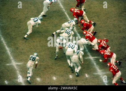 DALLAS, TX - 12 NOVEMBRE : le quarterback Johnny Green #18 des Bills de Buffalo se prépare main basse contre Dewey Bohling #26 lors d'un match de l'AFL contre les Texans de Dallas le 12 novembre 1961 au Cotton Bowl à Dallas, Texas. (Photo de Hy Peskin) *** Légende locale *** Johnny Green ; Dewey Bohling Banque D'Images