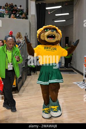 Waco, Texas, États-Unis. 6 janvier 2024. Baylor Lady Bears entre sur le terrain avant le match de basket-ball de la NCAA entre les Cougars de Houston et les Baylor Lady Bears au Foster Pavilion à Waco, Texas. Matthew Lynch/CSM/Alamy Live News Banque D'Images