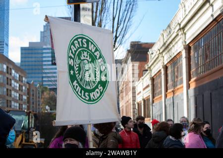 Seattle, Washington, États-Unis. 6 janvier 2024. Des centaines de personnes se rassemblent en solidarité avec la Palestine au Starbucks Roastery, dans le quartier de Capitol Hill à Seattle. Les manifestations hebdomadaires appelant à un cessez-le-feu immédiat se sont intensifiées depuis le déclenchement de la guerre entre Israël et les groupes militants palestiniens dirigés par le Hamas dans la bande de Gaza en octobre. Crédit : Paul Christian Gordon/Alamy Live News Banque D'Images