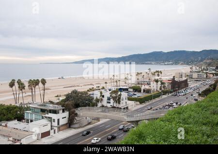 Vue aérienne de la baie de Santa Monica, de la plage et de la Pacific Coast Highway, Californie Banque D'Images