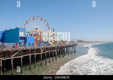 Santa Monica, Californie, États-Unis - 23 février 2013. Parc d'attractions à Santa Monica et Ocean Waves Banque D'Images
