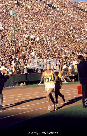 PALO Alto, CA - JUILLET 1 : le coureur américain Dyrol Burleson, de l'université de l'Oregon, court l'épreuve du 1500 mètres lors des épreuves olympiques américaines d'athlétisme 1960 le 1 juillet 1960 au Stanford Stadium de Palo Alto, Californie. (Photo de Hy Peskin) *** Légende locale *** Dyrol Burleson Banque D'Images