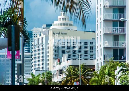 Découvrez le luxe au Royal Palm South Beach Miami, un Tribute Portfolio Resort. Hébergement en bord de mer avec équipements modernes, piscines et spa. Découvrez vibr Banque D'Images