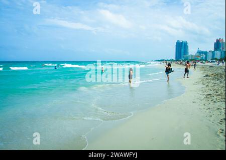 Découvrez South Pointe Park, Miami : une oasis urbaine de 17 hectares à la pointe de South Beach. Profitez d'une vue panoramique, d'espaces verts et d'un accès à la plage. Idéal pour s Banque D'Images