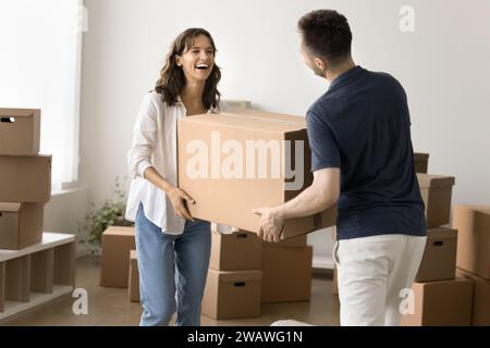 Joyeux jeune mari et femme emménageant dans une nouvelle maison Banque D'Images