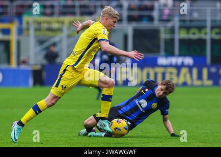 Milan, Italie. 06 janvier 2024. Josh Doig du Hellas Verona FC (gauche) et Nicolo Barella du FC Internazionale (droite) vus en action lors du match de football Serie A 2023/24 entre le FC Internazionale et le Hellas Verona au stade Giuseppe Meazza. Score final ; Inter 2 | 1 Vérone. Crédit : SOPA Images Limited/Alamy Live News Banque D'Images