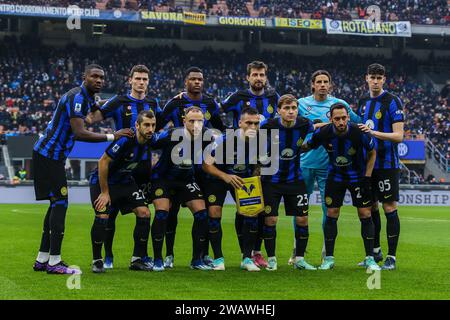 Milan, Italie. 06 janvier 2024. L'équipe du FC Internazionale s'aligne lors du match de football Serie A 2023/24 entre le FC Internazionale et le Hellas Verona au stade Giuseppe Meazza. Score final ; Inter 2 | 1 Vérone. (Photo de Fabrizio Carabelli/SOPA Images/Sipa USA) crédit : SIPA USA/Alamy Live News Banque D'Images