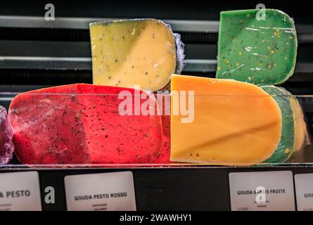 Sélection de fromages gourmets Gouda dans une fromagerie artisanale dans le quartier historique carré d’Or de Strasbourg, Alsace, France Banque D'Images