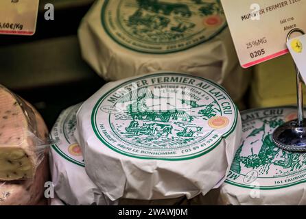 Strasbourg, France - 3 juin 2023 : sélection de fromages gourmets Muenster d'Alsace dans une fromagerie artisanale à carré d ou quartier historique Banque D'Images