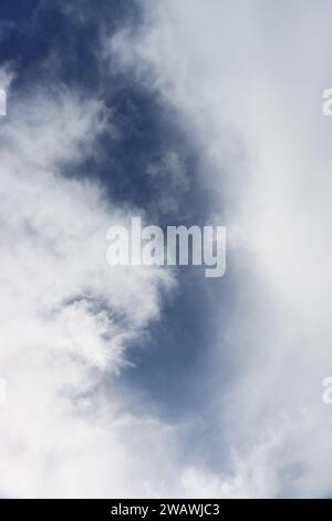 Plein cadre de la vue à faible angle des nuages de couleur blanche avec un ciel bleu. Banque D'Images