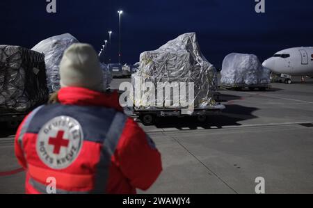 Schkeuditz, Allemagne. 07 janvier 2024. Des fournitures de secours se trouvent sur l'aire de trafic de l'aéroport de Leipzig-Halle. Un avion décolle de là dimanche pour Al-Arish en Egypte. La Croix-Rouge allemande transporte 33 tonnes de fournitures de secours pour la population civile de la bande de Gaza. Crédit : Sebastian Willnow/dpa/Alamy Live News Banque D'Images