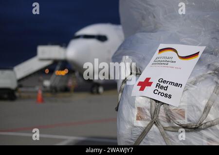 Schkeuditz, Allemagne. 07 janvier 2024. Des fournitures de secours se trouvent sur l'aire de trafic de l'aéroport de Leipzig-Halle. Un avion décolle de là dimanche pour Al-Arish en Egypte. La Croix-Rouge allemande transporte 33 tonnes de fournitures de secours pour la population civile de la bande de Gaza. Crédit : Sebastian Willnow/dpa/Alamy Live News Banque D'Images