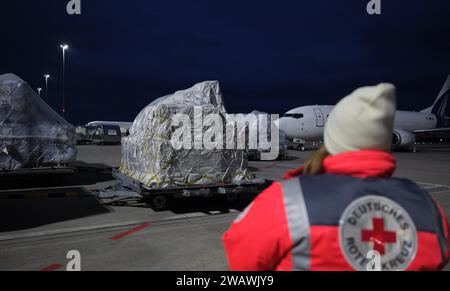 Schkeuditz, Allemagne. 07 janvier 2024. Des fournitures de secours se trouvent sur l'aire de trafic de l'aéroport de Leipzig-Halle. Un avion décolle de là dimanche pour Al-Arish en Egypte. La Croix-Rouge allemande transporte 33 tonnes de fournitures de secours pour la population civile de la bande de Gaza. Crédit : Sebastian Willnow/dpa/Alamy Live News Banque D'Images