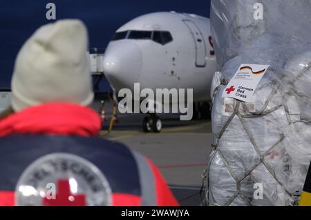 Schkeuditz, Allemagne. 07 janvier 2024. Des fournitures de secours se trouvent sur l'aire de trafic de l'aéroport de Leipzig-Halle. Un avion décolle de là dimanche pour Al-Arish en Egypte. La Croix-Rouge allemande transporte 33 tonnes de fournitures de secours pour la population civile de la bande de Gaza. Crédit : Sebastian Willnow/dpa/Alamy Live News Banque D'Images