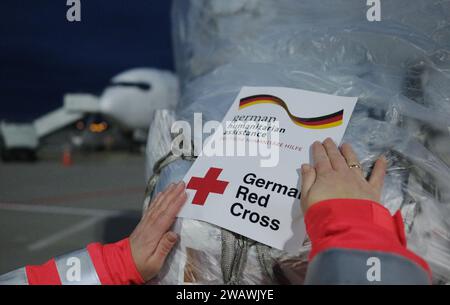 Schkeuditz, Allemagne. 07 janvier 2024. Les fournitures de secours sont marquées d'un autocollant à l'aéroport de Leipzig-Halle. Dimanche, un avion décolle d’Aiporz pour Al-Arish en Égypte, où la Croix-Rouge allemande transporte 33 tonnes de fournitures de secours pour la population civile de la bande de Gaza. Crédit : Sebastian Willnow/dpa/Alamy Live News Banque D'Images