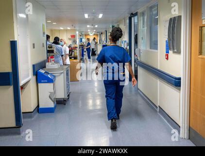 Photo de dossier datée du 18/01/23 d'une vue générale du personnel d'un service hospitalier du NHS. Le coût des jours de congé retardé dans les hôpitaux écossais a atteint plus de 1,2 milliards de livres sterling au cours de la dernière décennie, ont déclaré le Labour. Date d'émission : dimanche 7 janvier 2024. Banque D'Images