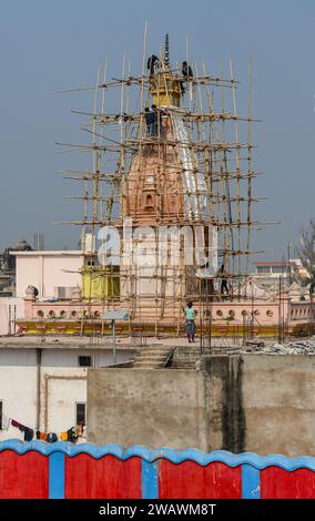 Ayodhya, Inde. 26 décembre 2023. Les ouvriers rénovent un vieux temple. Le temple RAM sera inauguré le 22 janvier par le Premier ministre Narendra Modi et le Premier ministre de l'Uttar Pradesh, Yogi Adityanath. Près de 8 000 dignitaires, dont des voyants, des industriels, des VVIPS, des acteurs et des lauréats du Padam Bushan, ont été invités à ce grand événement. (Photo de Biplov Bhuyan/SOPA Images/Sipa USA) crédit : SIPA USA/Alamy Live News Banque D'Images