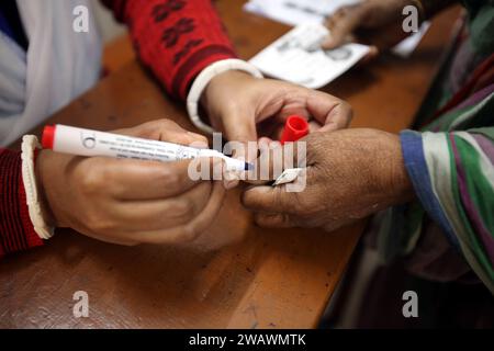 Dhaka, Wari, Bangladesh. 7 janvier 2024. Un fonctionnaire marque le pouce d'un électeur dans un bureau de vote lors de la 12e élection générale nationale à Dhaka, au Bangladesh, le 07 janvier 2024. Les dernières élections générales au Bangladesh ont eu lieu en 2018. Les gens votent pour sélectionner les membres du Parlement national, également connu sous le nom de Jatiya Sangsad. (Image de crédit : © Habibur Rahman/ZUMA Press Wire) USAGE ÉDITORIAL SEULEMENT! Non destiné à UN USAGE commercial ! Crédit : ZUMA Press, Inc./Alamy Live News Banque D'Images