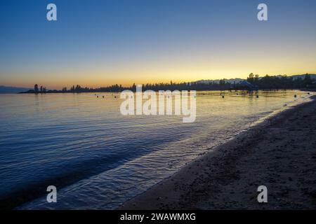 Coucher de soleil coloré sur la mer. Lac de montagne dans les rayons du soleil orange. Kirghizistan, lac Issyk-Kul. arrière-plan naturel. Paysage Banque D'Images