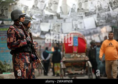 Dhaka, Wari, Bangladesh. 7 janvier 2024. Des membres de la Garde frontalière du Bangladesh (BGB) conduisent une camionnette lors de la patrouille des élections générales à Dhaka, au Bangladesh, le 07 janvier 2024. Élections générales au Bangladesh. (Image de crédit : © Habibur Rahman/ZUMA Press Wire) USAGE ÉDITORIAL SEULEMENT! Non destiné à UN USAGE commercial ! Crédit : ZUMA Press, Inc./Alamy Live News Banque D'Images