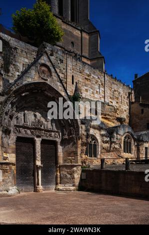 Portail gothique de l'église monolithique de Saint-Emilion, village médiéval au coeur de la région viticole de Bordeaux dans le département de la Gironde, Nouvelle-Aquitaine, France. L'église a été creusée dans la roche calcaire environnante dans les années 1100 Banque D'Images