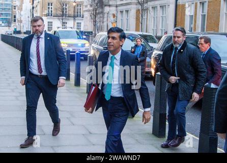 Londres, Royaume-Uni. 6 janvier 2024. Le Premier ministre, Rishi Sunak, arrive à la BBC dimanche avec Laura Kuenssberg. Il discutera de ses plans pour une élection générale ainsi que d'autres questions d'actualité. Crédit : Mark Thomas/Alamy Live News Banque D'Images