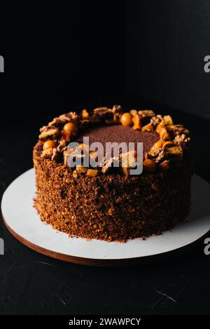 Gâteau au chocolat savoureux avec amande, sur une vieille table en bois Banque D'Images