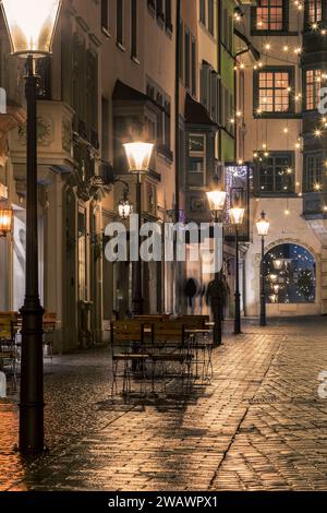 Rue sur la saison de Noël dans la vieille ville avec illuminations de vacances Banque D'Images