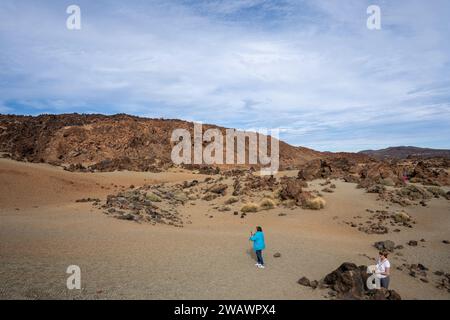 Minas de San Jose, Tenerife, Espagne - 04.12.2023 : touristes au paysage désertique de Minas de San Jose dans le parc national du Teide Tenerife, Espagne Banque D'Images