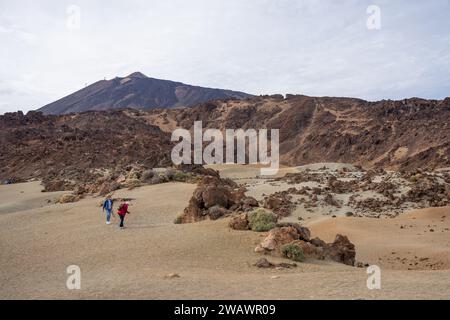 Minas de San Jose, Tenerife, Espagne - 04.12.2023 : touristes au paysage désertique de Minas de San Jose dans le parc national du Teide Tenerife, Espagne Banque D'Images
