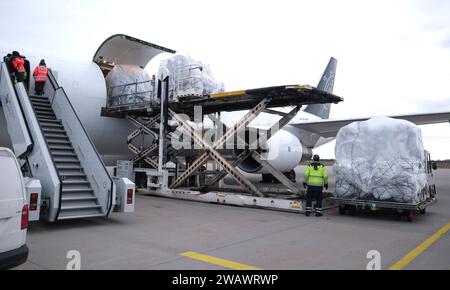 Schkeuditz, Allemagne. 07 janvier 2024. Les secours sont chargés à l'aéroport de Leipzig-Halle. Un avion décollera de là dimanche pour Al-Arish en Egypte. La Croix-Rouge allemande transporte 33 tonnes de fournitures de secours pour la population civile de la bande de Gaza. Crédit : Sebastian Willnow/dpa/Alamy Live News Banque D'Images