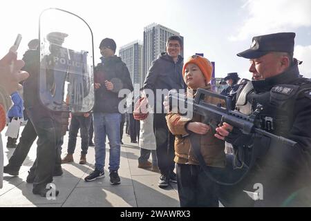YANTAI, CHINE - 7 JANVIER 2024 - les citoyens font l'expérience de l'équipement de police sur la place Wanxiang hui à Yantai, dans la province du Shandong de l'est de la Chine, le 7 janvier 2024. Banque D'Images