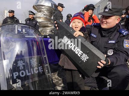 YANTAI, CHINE - 7 JANVIER 2024 - les citoyens font l'expérience de l'équipement de police sur la place Wanxiang hui à Yantai, dans la province du Shandong de l'est de la Chine, le 7 janvier 2024. Banque D'Images