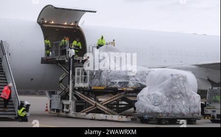 Schkeuditz, Allemagne. 07 janvier 2024. Les secours sont chargés à l'aéroport de Leipzig-Halle. Un avion décollera de là dimanche pour Al-Arish en Egypte. La Croix-Rouge allemande transporte 33 tonnes de fournitures de secours pour la population civile de la bande de Gaza. Crédit : Sebastian Willnow/dpa/Alamy Live News Banque D'Images