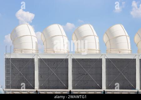 Refroidisseurs d'air HVAC sur les unités de toit. Grande tour de refroidissement d'air d'eau pour le système de climatiseur d'industrie Banque D'Images