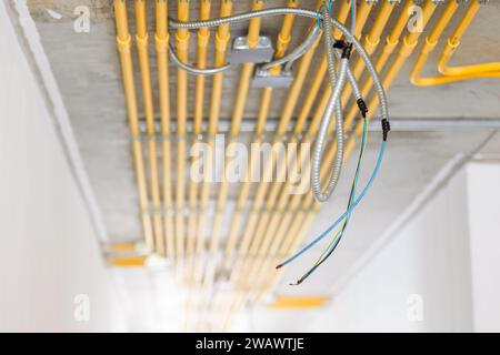 Installation de fil de réseau LAN dans le bâtiment de construction avec tuyau de conduit flexible en acier métallique avec câblage électrique dans les lignes de tuyau de conduit de PVC Clean paral Banque D'Images