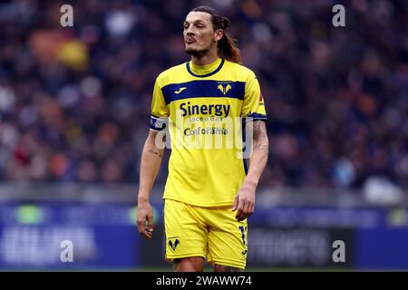 Milan, Italie. 06 janvier 2024. Milan Duric de Hellas Verona FC regarde pendant le match de football Serie A entre FC Internazionale et Hellas Verona au Stadio Giuseppe Meazza le 6 janvier 2024 à Milan Italie . Crédit : Marco Canoniero/Alamy Live News Banque D'Images