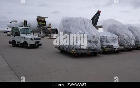 Schkeuditz, Allemagne. 07 janvier 2024. Des fournitures de secours se trouvent sur l'aire de trafic de l'aéroport de Leipzig-Halle. Un avion décolle de là dimanche pour Al-Arish en Egypte. La Croix-Rouge allemande transporte 33 tonnes de fournitures de secours dans la bande de Gaza. Crédit : Sebastian Willnow/dpa/Alamy Live News Banque D'Images