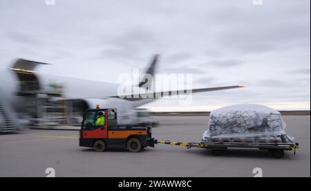 Schkeuditz, Allemagne. 07 janvier 2024. Les secours sont chargés à l'aéroport de Leipzig-Halle. Un avion décollera de là dimanche pour Al-Arish en Egypte. La Croix-Rouge allemande transporte 33 tonnes de fournitures de secours dans la bande de Gaza. Crédit : Sebastian Willnow/dpa/Alamy Live News Banque D'Images