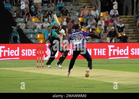 Brisbane, Australie. 7 janvier 2024. Chris Jordan affronte Michael Neser lors du match de Big Bash League entre Brisbane Heat et Hobart Hurricanes au Gabba. Crédit : Matthew Starling / Alamy Live News Banque D'Images