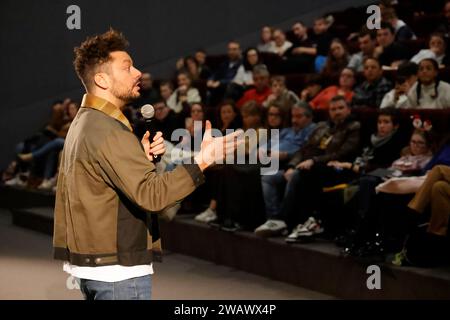 Limoges, France. 6 janvier 2024. Acteur français, scénariste, comédien, producteur keV Adams présente en avant-première le film « Maison de retraite 2 » au cinéma « Grand Ecran » à Limoges. Cette comédie populaire est réalisée par Claude Zidi Jr, fils du réalisateur, scénariste et producteur français Claude Zidi. Photo de HM Images/Alamy Live News. Banque D'Images