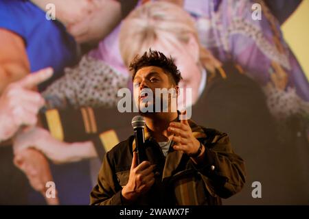 Limoges, France. 6 janvier 2024. Acteur français, scénariste, comédien, producteur keV Adams présente en avant-première le film « Maison de retraite 2 » au cinéma « Grand Ecran » à Limoges. Cette comédie populaire est réalisée par Claude Zidi Jr, fils du réalisateur, scénariste et producteur français Claude Zidi. Photo de HM Images/Alamy Live News. Banque D'Images