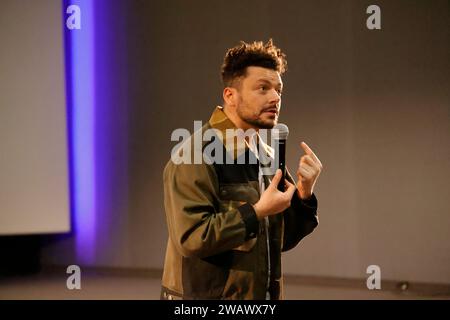 Limoges, France. 6 janvier 2024. Acteur français, scénariste, comédien, producteur keV Adams présente en avant-première le film « Maison de retraite 2 » au cinéma « Grand Ecran » à Limoges. Cette comédie populaire est réalisée par Claude Zidi Jr, fils du réalisateur, scénariste et producteur français Claude Zidi. Photo de HM Images/Alamy Live News. Banque D'Images