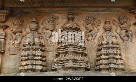 Belle sculpture antique sur le temple sri Mukteshwar, temple Chalukya du 12ème siècle, dédié au Seigneur Shiva, Choudayyadanapur, Karnataka, Inde. Banque D'Images