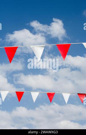 Triangle coloré bunting drapeaux de différentes couleurs comme concep festival Banque D'Images