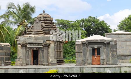 Petits temples de sculpture antiques du Seigneur Shiva dans le Campus Temple Sri Mukteshwar, ancien Temple Chalukya, Choudayyadanapur, Karnataka, Inde. Banque D'Images