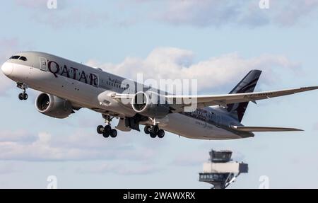 Un Boeing 787-9 Dreamliner exploité par Qatar Airways décolle de BER Berlin Brandenburg Airport Willy Brandt, Schoenefeld, 28/03/2023 Banque D'Images