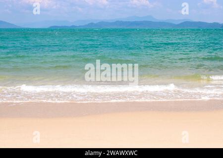 Plage de sable tropical parfaite et mer turquoise claire. Temps de vacances et de détente, espace de copie. Banque D'Images