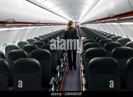 Vue sur un compartiment vide d'un Airbus A320 Neo easyJet dans le hangar de maintenance easyJet nouvellement ouvert. L'ensemble de l'easyJet européen Banque D'Images